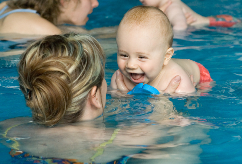 Beneficios de la iniciación acuática para los bebés