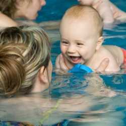Beneficios de la iniciación acuática para los bebés