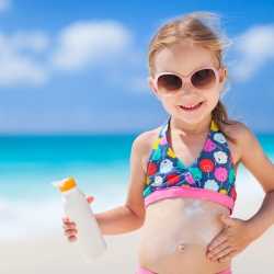 ¿Por qué es sensible la piel de los niños al sol?